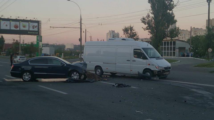 Seară plină de accidente în Chișinău. Cinci mașini s-au lovit violent în sectorul Ciocana al Capitalei (FOTO, VIDEO)