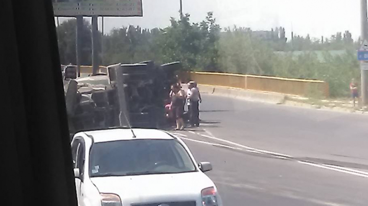 O betonieră s-a răsturnat pe o stradă din Capitală. O ambulanţă şi Poliţia, la faţa locului (FOTO)