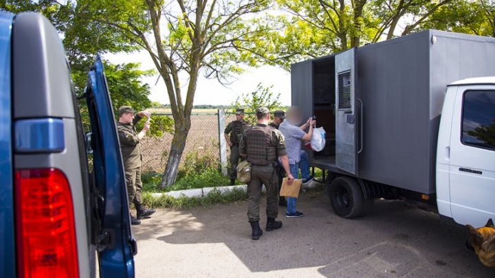 Schimb de infractori la frontieră. Un interlop dat în căutare internaţională a fost predat Poliţiei de frontieră