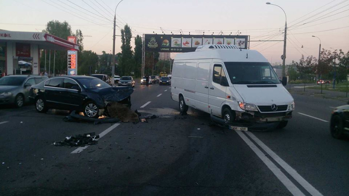 Seară plină de accidente în Chișinău. Cinci mașini s-au lovit violent în sectorul Ciocana al Capitalei (FOTO, VIDEO)