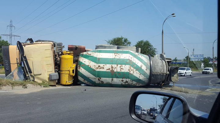 O betonieră s-a răsturnat pe o stradă din Capitală. O ambulanţă şi Poliţia, la faţa locului (FOTO)