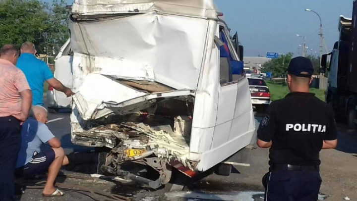 Un microbuz de linia Cobusca - Chişinău s-a ciocnit cu un camion. O persoană a ajuns la spital