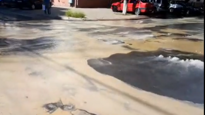 O țeavă de apă rece a explodat în Capitală (GALERIE FOTO/VIDEO)