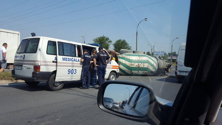 O betonieră s-a răsturnat pe o stradă din Capitală. O ambulanţă şi Poliţia, la faţa locului (FOTO)