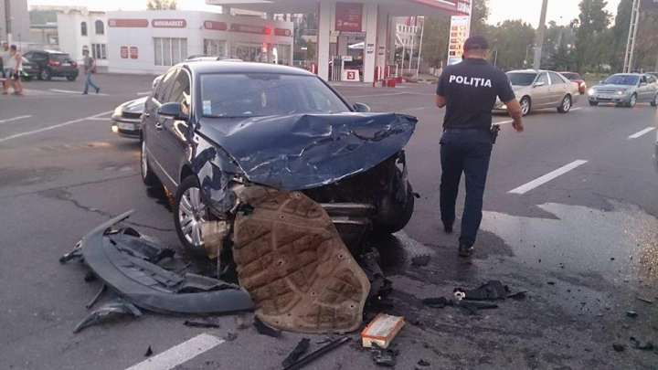 Seară plină de accidente în Chișinău. Cinci mașini s-au lovit violent în sectorul Ciocana al Capitalei (FOTO, VIDEO)