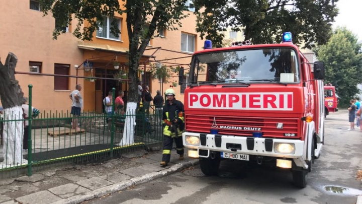 Incendiu într-un bloc de locuit. Peste 40 de persoane au fost evacuate de urgenţă