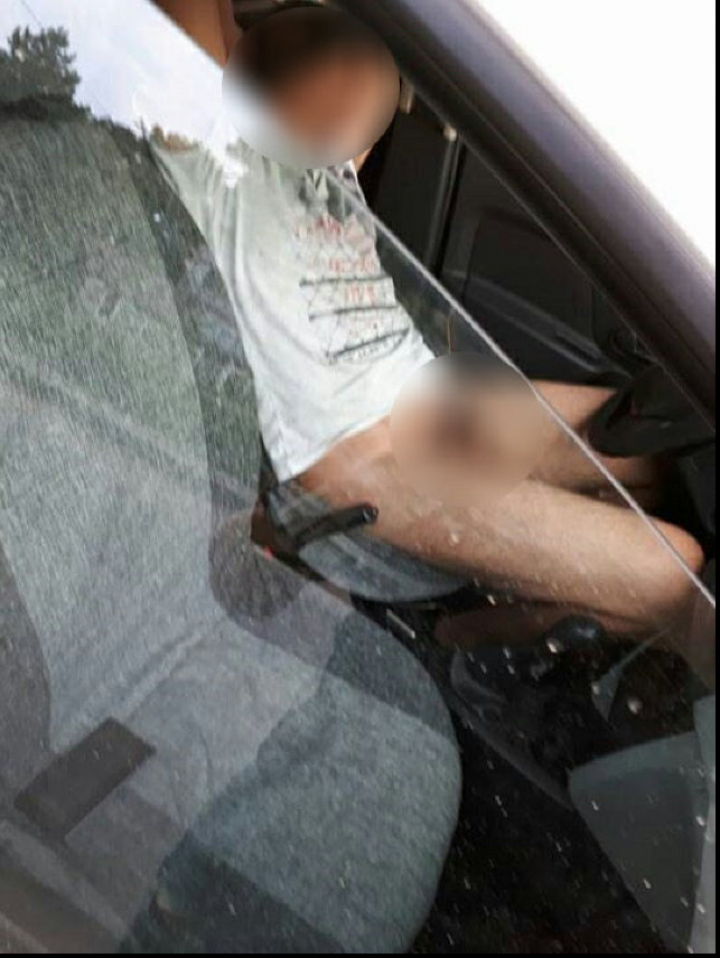 Nesimțire maximă. Un taximetrist din Capitală, surprins fără chiloți în mașina de serviciu (IMAGINI 18+)