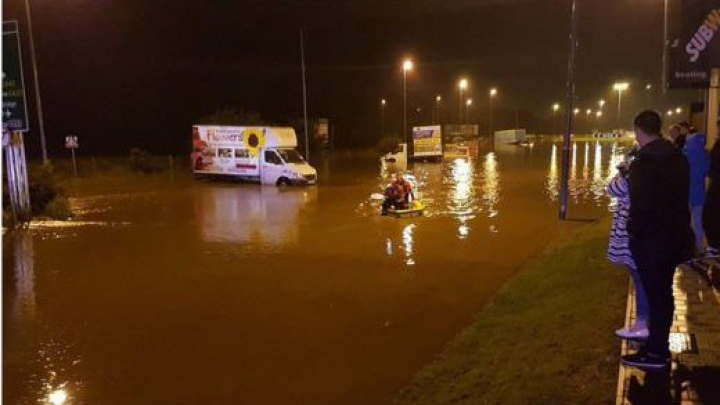 Peste 120 de persoane au fost salvate în Irlanda de Nord în urma inundaţiilor