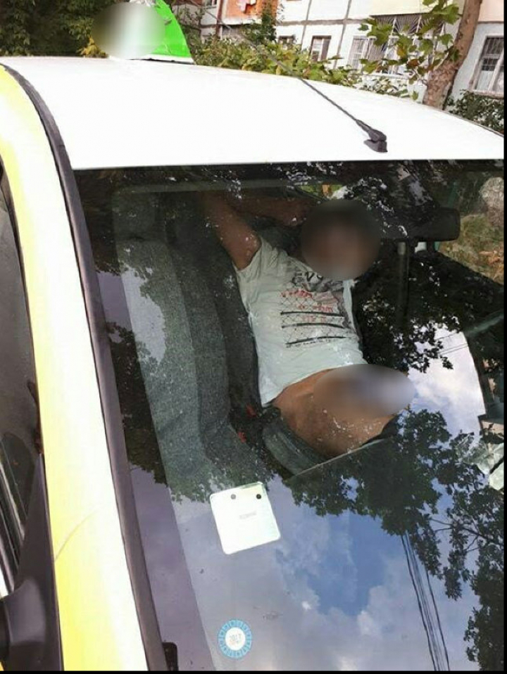 Nesimțire maximă. Un taximetrist din Capitală, surprins fără chiloți în mașina de serviciu (IMAGINI 18+)