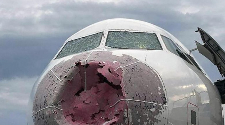 O furtună cu bucăţi IMENSE de gheaţă a distrus BOTUL AVIONULUI. 127 de oameni, panicaţi (FOTO/VIDEO)