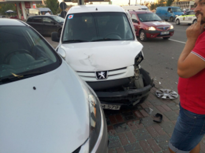 Seară plină de accidente în Chișinău. Cinci mașini s-au lovit violent în sectorul Ciocana al Capitalei (FOTO, VIDEO)