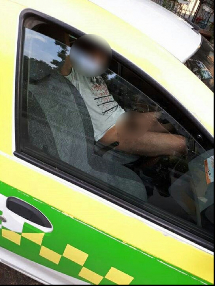 Nesimțire maximă. Un taximetrist din Capitală, surprins fără chiloți în mașina de serviciu (IMAGINI 18+)