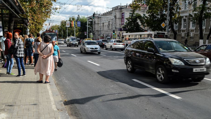 NO COMMENT! La câteva luni după ce a fost turnat, asfaltul de pe bd. Ștefan cel Mare S-A DISTRUS (FOTO)