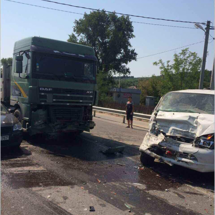 ACCIDENT GRAV la Hânceşti. Două automobile s-au ciocnit frontal, o persoană a ajuns la spital