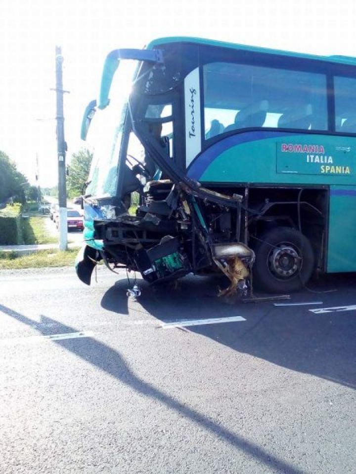 Accident GRAV în Arad. Cinci copii au ajuns la spital, după ce mașina în care se aflau a fost lovită de un autocar cu turiști