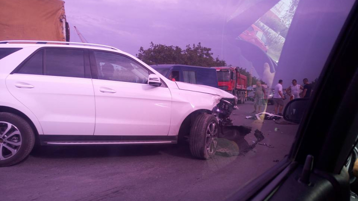 Accident la ieşirea din Capitală. O şoferiţă şi-a făcut ZOB maşina (FOTO)