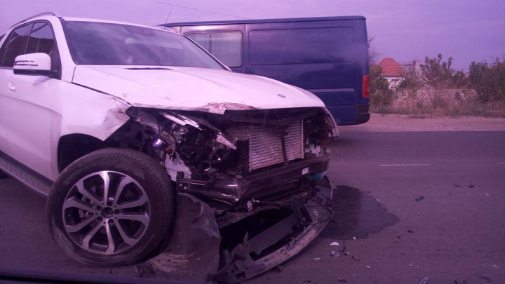 Accident la ieşirea din Capitală. O şoferiţă şi-a făcut ZOB maşina (FOTO)