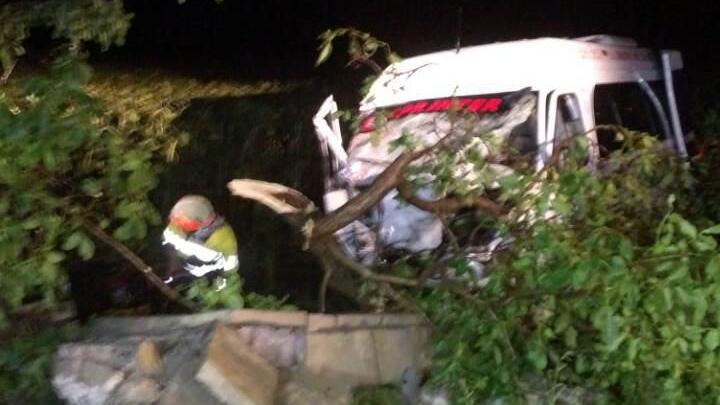 GRAV ACCIDENT RUTIER cu implicarea unui microbuz de linie. Şapte persoane au ajuns la spital (FOTO/VIDEO)