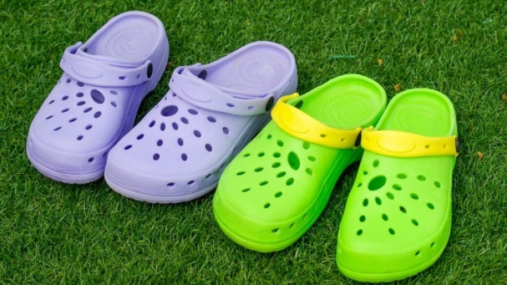 Sandale periculoase. Confecționate dintr-un material cangerigen, provoacă mutația celulelor odată ajunse pe corp 