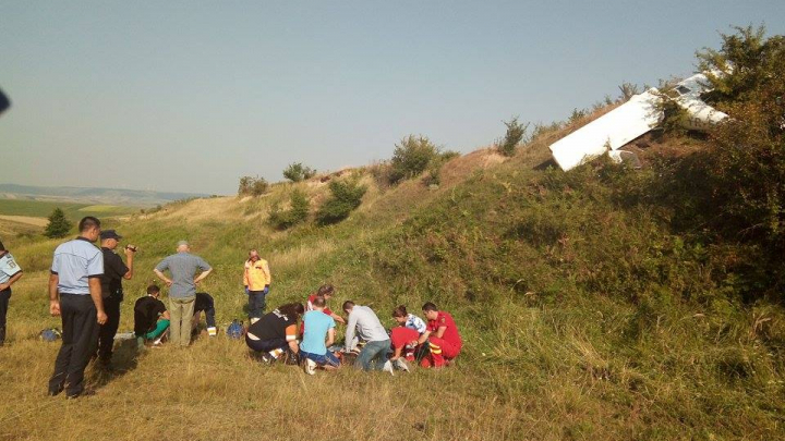 Un avion de mici dimensiuni s-a prăbuşit la Iaşi. Pilotul a murit, iar copilotul este în stare stabilă (FOTO/VIDEO)