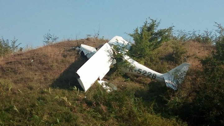 Un avion de mici dimensiuni s-a prăbuşit la Iaşi. Pilotul a murit, iar copilotul este în stare stabilă (FOTO/VIDEO)