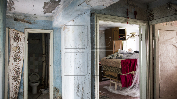 Viaţă de coşmar pentru 20 de familii din Buceag. Trăiesc într-un bloc avariat, plin de fisuri şi mucegai (FOTOREPORT)