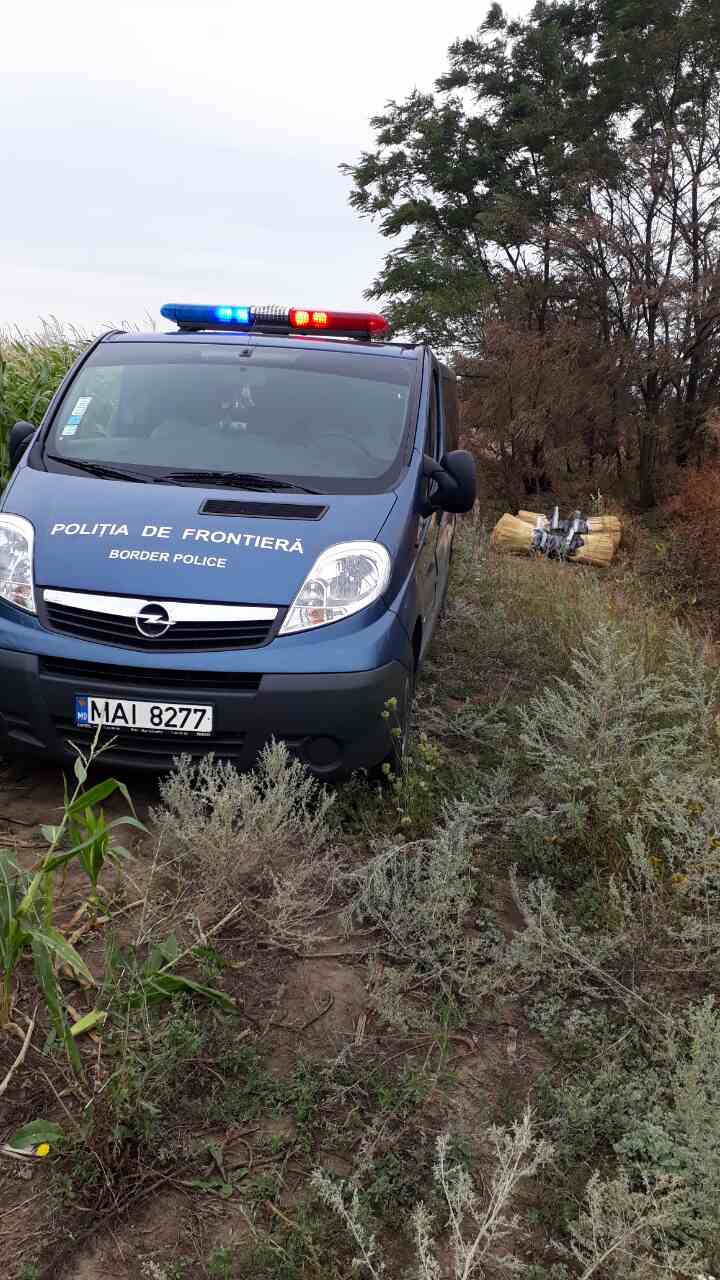 Cine şi-a uitat măturile lângă frontiera cu Ucraina să anunţe poliţiştii de frontieră (FOTO)