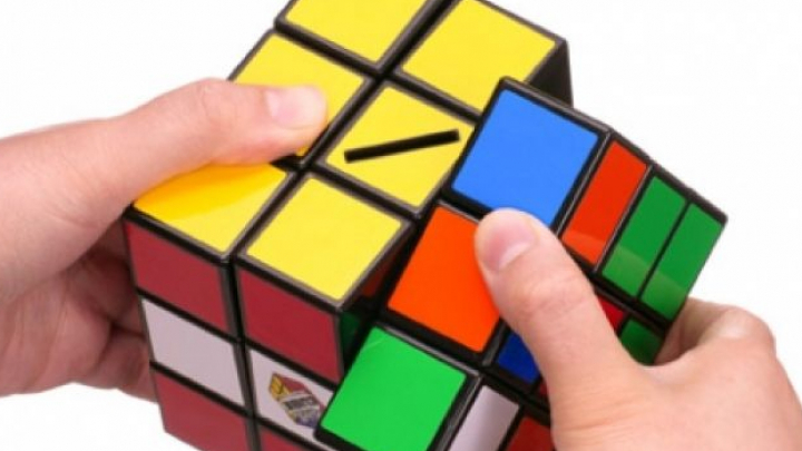 I-A UIMIT PE TOŢI! Un băiat a reușit să rezolve trei cuburi Rubik simultan