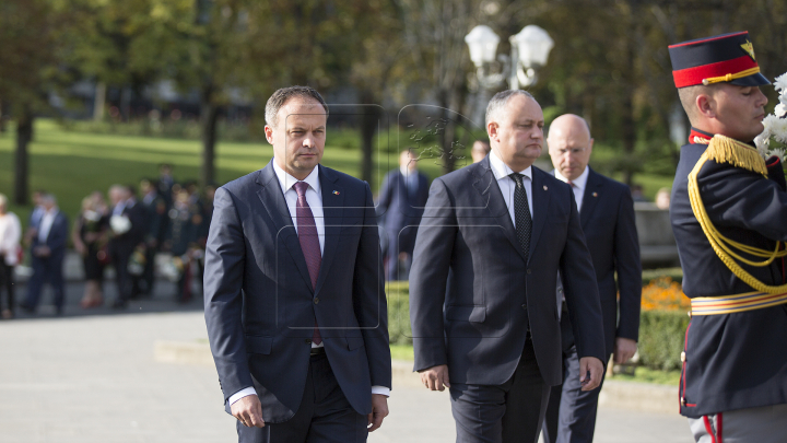 Coroane de flori la monumentul lui Ștefan cel Mare şi Maica Îndurerată de Ziua Independenţei (FOTOREPORT)