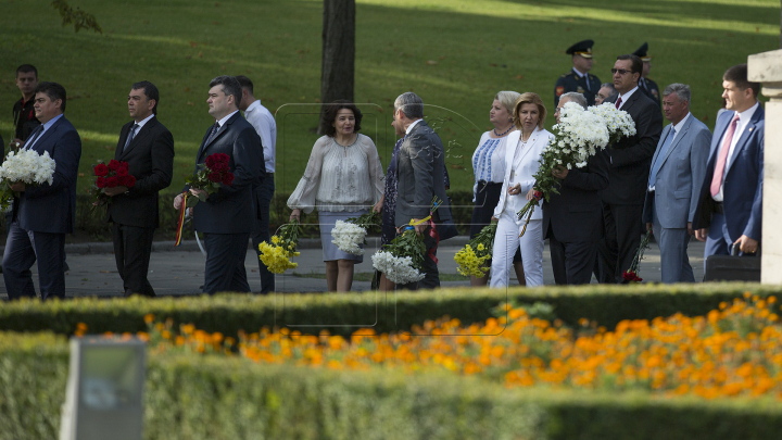 Coroane de flori la monumentul lui Ștefan cel Mare şi Maica Îndurerată de Ziua Independenţei (FOTOREPORT)