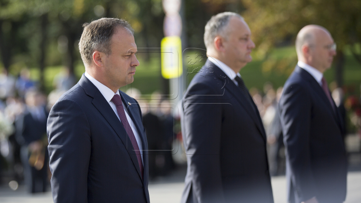 Coroane de flori la monumentul lui Ștefan cel Mare şi Maica Îndurerată de Ziua Independenţei (FOTOREPORT)