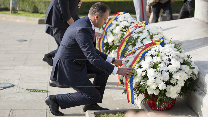 Coroane de flori la monumentul lui Ștefan cel Mare şi Maica Îndurerată de Ziua Independenţei (FOTOREPORT)