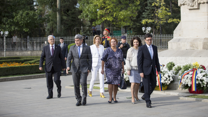 Coroane de flori la monumentul lui Ștefan cel Mare şi Maica Îndurerată de Ziua Independenţei (FOTOREPORT)