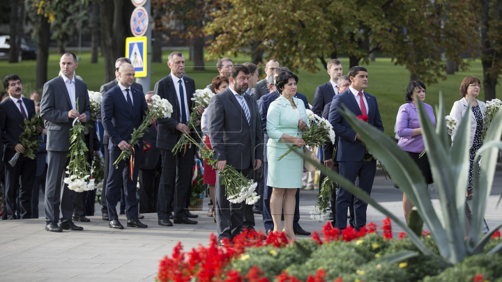 Coroane de flori la monumentul lui Ștefan cel Mare şi Maica Îndurerată de Ziua Independenţei (FOTOREPORT)