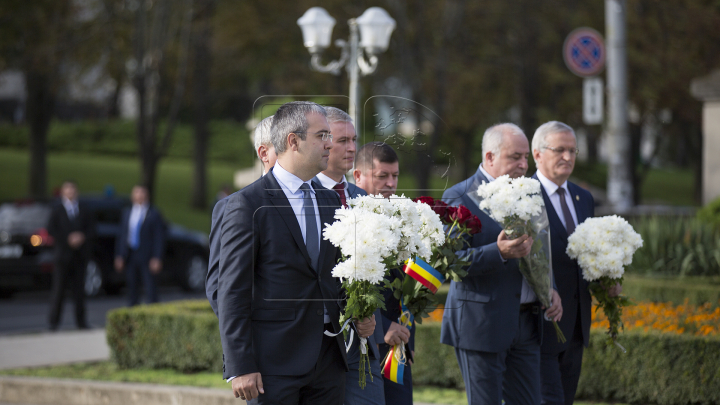 Coroane de flori la monumentul lui Ștefan cel Mare şi Maica Îndurerată de Ziua Independenţei (FOTOREPORT)