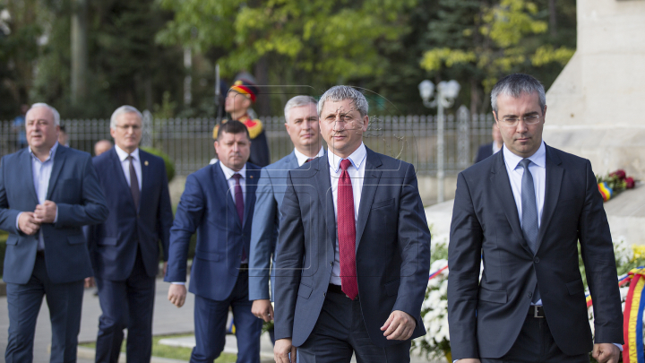 MOLDOVA, ÎN STRAIE DE SĂRBĂTOARE: Paradă a portului popular, un tricolor gigantic, muzică şi voie bună 