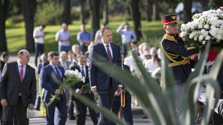 Coroane de flori la monumentul lui Ștefan cel Mare şi Maica Îndurerată de Ziua Independenţei (FOTOREPORT)