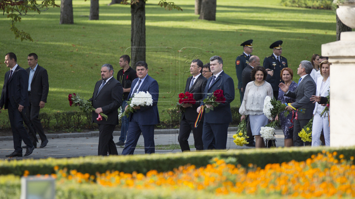 Coroane de flori la monumentul lui Ștefan cel Mare şi Maica Îndurerată de Ziua Independenţei (FOTOREPORT)