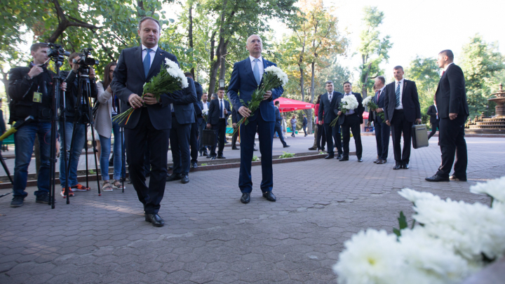 Ziua Limbii Române. Oficialii au depus flori la monumentul lui Ştefan cel Mare (VIDEO/FOTO)