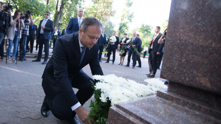 Ziua Limbii Române. Oficialii au depus flori la monumentul lui Ştefan cel Mare (VIDEO/FOTO)