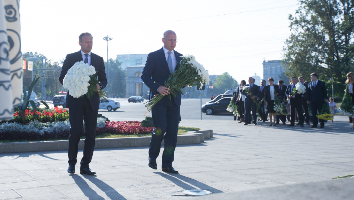 OMAGIU LIMBII ROMÂNE! Ce mesaje de felicitare au fost rostite astăzi şi ce spun cetăţenii ţării (FOTO)