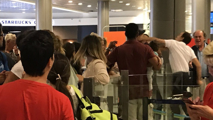Un bărbat agresat pentru că s-a plâns de întârzierea zborului. Incidentul s-a produs pe aeroportul din Nisa