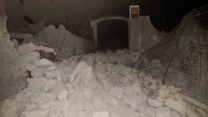 Un cutremur A LOVIT insula italiană Ischia. O femeie a fost prinsă sub dărâmături, iar alte 20 de persoane au avut de suferit (FOTO/VIDEO)