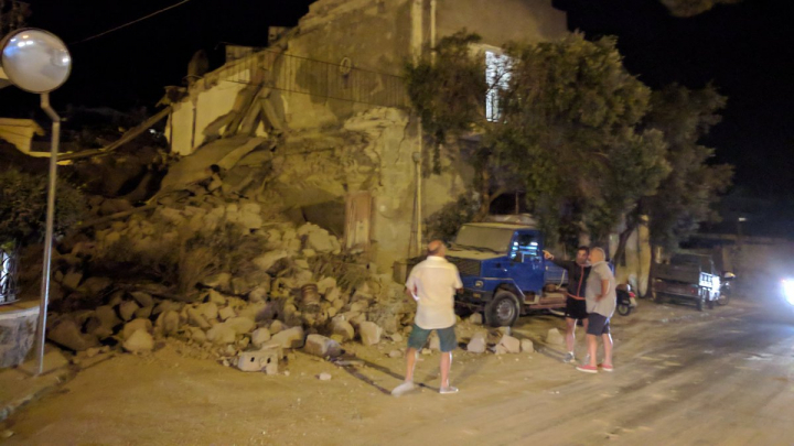 Un cutremur A LOVIT insula italiană Ischia. O femeie a fost prinsă sub dărâmături, iar alte 20 de persoane au avut de suferit (FOTO/VIDEO)