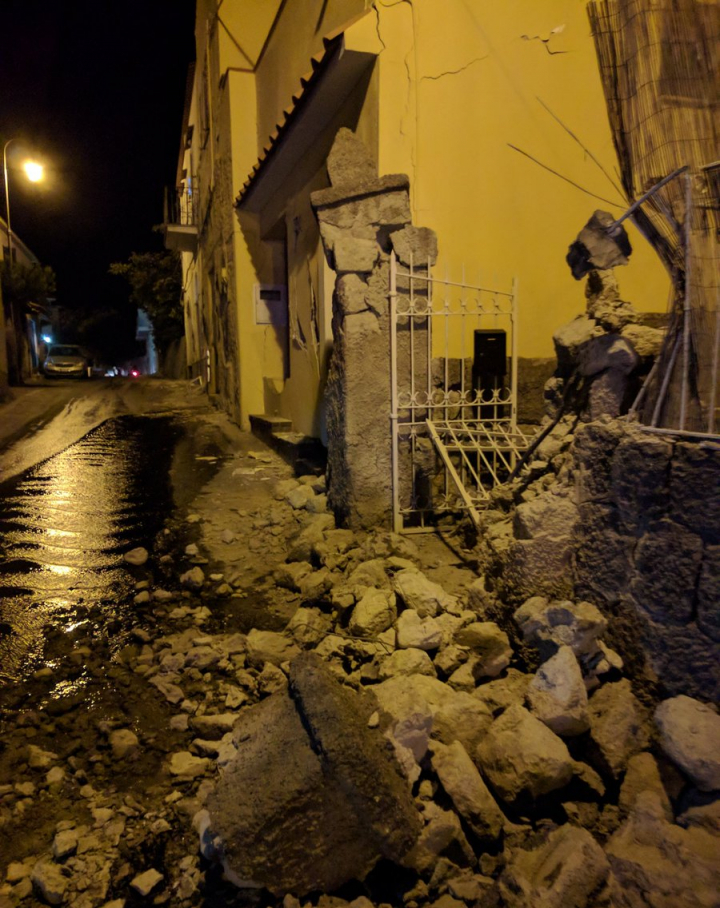 Un cutremur A LOVIT insula italiană Ischia. O femeie a fost prinsă sub dărâmături, iar alte 20 de persoane au avut de suferit (FOTO/VIDEO)