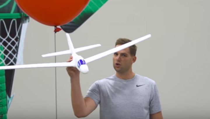 Trupa Dude Perfect a realizat noi TRUCURI EXCEPŢIONALE, spărgând baloane cu avioane (VIDEO)