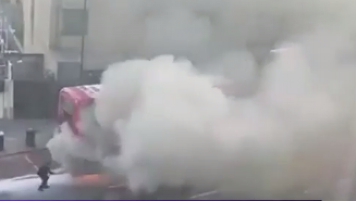 Clipe de groază pentru pasagerii unui autobuz supraetajat. Vehiculul a luat foc în centrul Londrei (VIDEO)