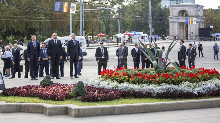 MOLDOVA, ÎN STRAIE DE SĂRBĂTOARE: Paradă a portului popular, un tricolor gigantic, muzică şi voie bună 