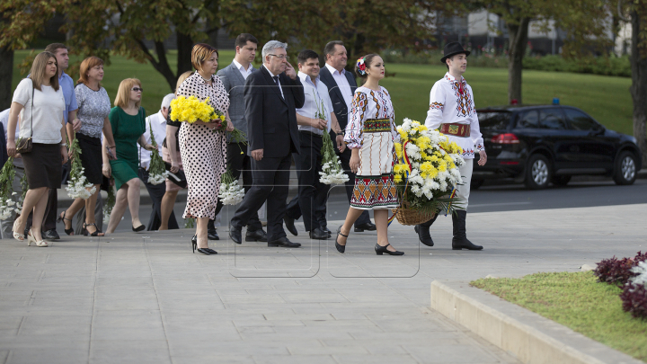 Coroane de flori la monumentul lui Ștefan cel Mare şi Maica Îndurerată de Ziua Independenţei (FOTOREPORT)