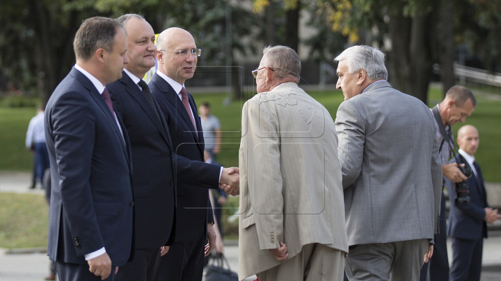 Coroane de flori la monumentul lui Ștefan cel Mare şi Maica Îndurerată de Ziua Independenţei (FOTOREPORT)